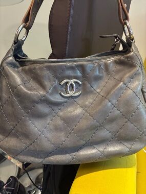 CHANEL Quilted Shoulder Bag in Dark Brown Leather with silver Hardware
